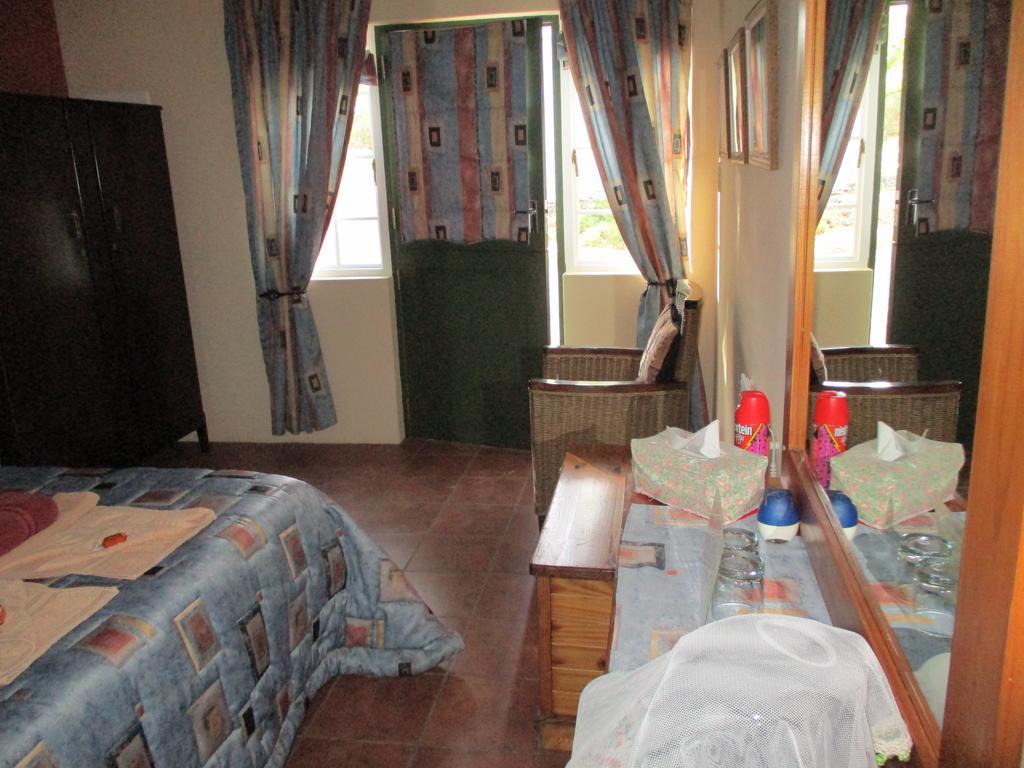 Van Rhyn Guest House Vanrhynsdorp Buitenkant foto